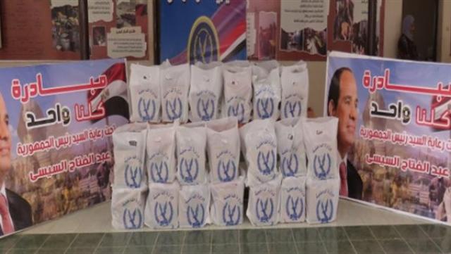 «الداخلية» توجه قوافل إنسانية للقرى الأكثر احتياجًا في سوهاج والوادي الجديد