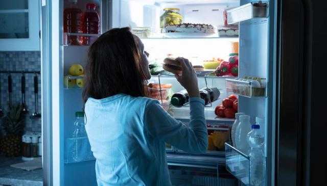 احذر تناول الطعام في هذا الوقت.. يعجّل بشيخوختك