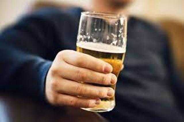 الإفراط في تناول الكحوليات يؤدي إلى زيادة الوزن والسمنة