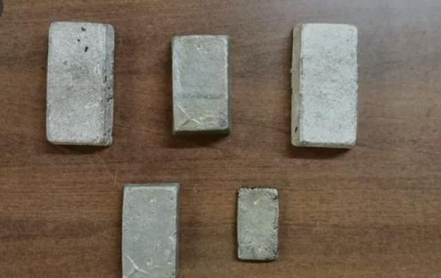 جمارك أرقين تضبط محاولة تهريب 5 سبائك فضية داخل أتوبيس بوزن 8.7 كيلو جرام