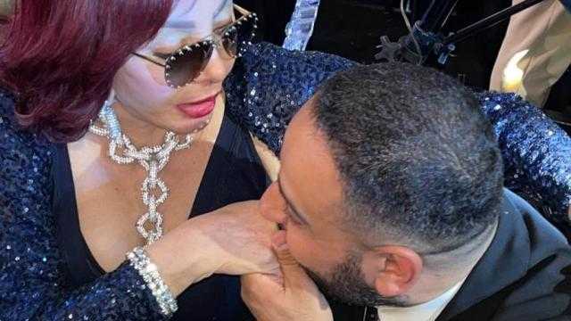 عمر السعيد مقبلا يد نبيلة عبيد: ”قوة من قوتنا الناعمة”