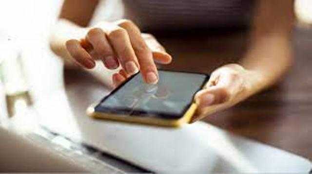 دراسة: قضاء الكثير من الوقت على هاتفك يؤثر على الساعة البيولوجية لجسمك