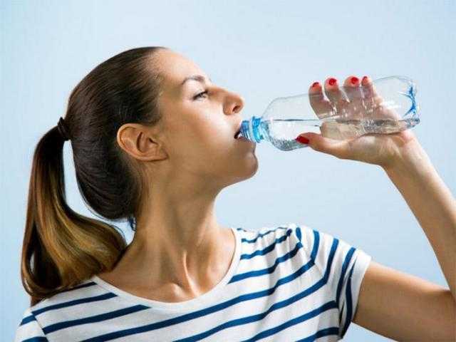 يسبب الصداع.. طبيب يحذر من نقص الماء بالجسم فى الصيف