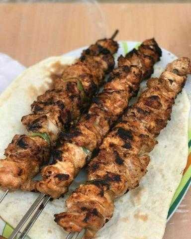 شيش طاووق بتتبيلة الفلفل الأحمر المشوي
