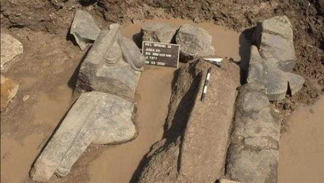 الكشف عن كتل حجرية من عهد الملك خوفو بمعبد الشمس