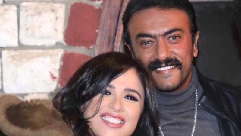 أحمد العوضي وياسمين عبد العزيز يخطفان الأنظار على شاطئ البحر