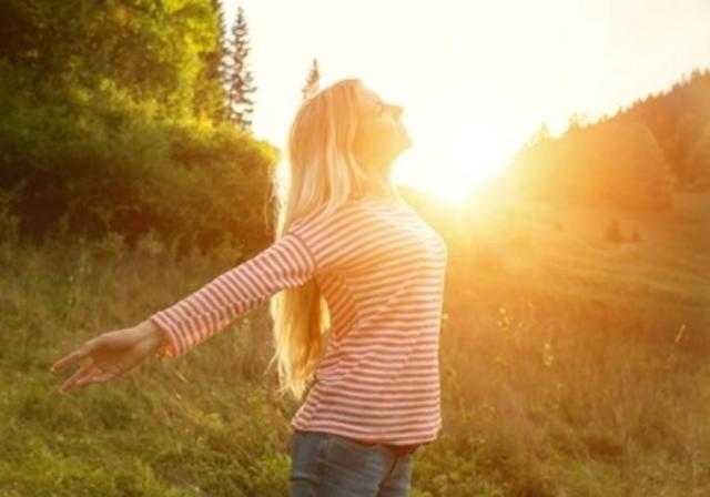 التعرض لأشعة الشمس يتسبب في شيخوخة الوجه.. دراسة تحذر