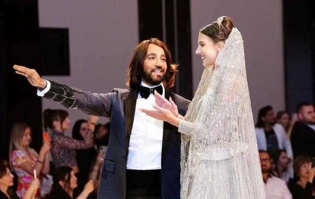 هاني البحيري يتألق بعرض أزياء في دبي وتكريمه كأفضل مصمم لفساتين الزفاف
