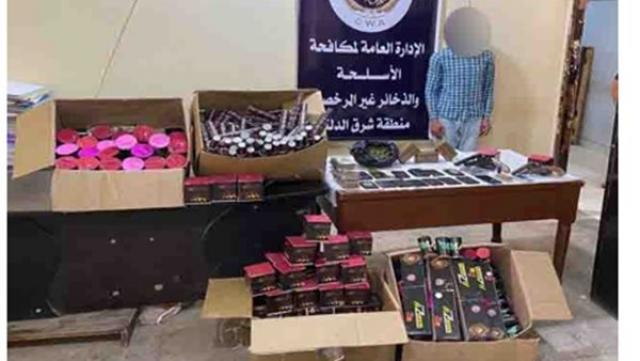 القبض على شخص بحوزته ألعاب نارية وأسلحة في الشرقية