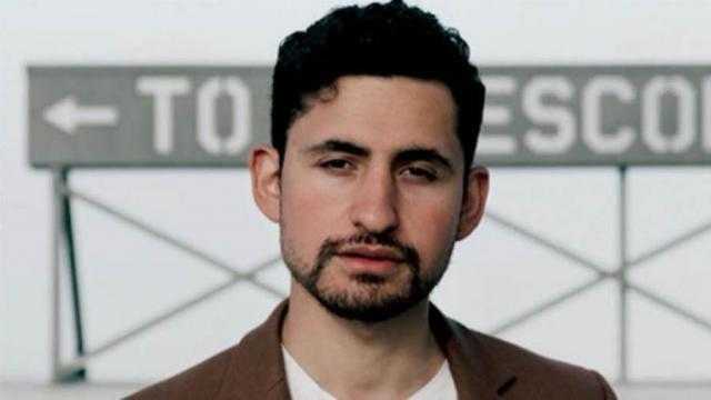 أمير المصري يجسد شخصية رجل الأعمال محمد الفايد في مسلسل «The Crown»
