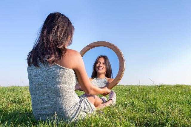 روقان وجمال.. تمارين يوجا للوجه تعزز نضارة البشرة وجمالها