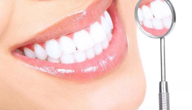 منها الكرفس والتفاح.. أفضل الأطعمة لصحة الأسنان