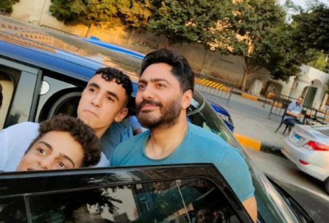 تامر حسنى يلتقط صورا تذكارية مع الجمهور بميدان مصطفى محمود (صور)