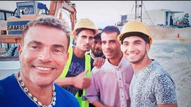عمرو دياب لـ عمال فندقه في الساحل الشمالي: أنا اللي اطلب اتصور معاكم مش أنتم