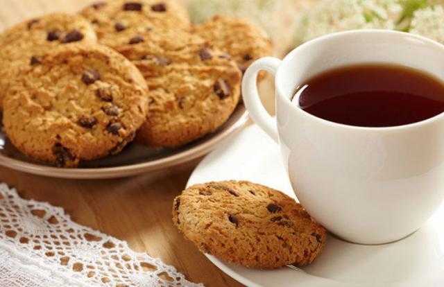 تطور الأمراض المعدية .. طبيب يحذر من تناول الشاي مع الحلويات