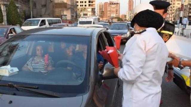 «الداخلية» توزع الهدايا والزهور على المواطنين احتفالًا بعيد الأضحى.. صور