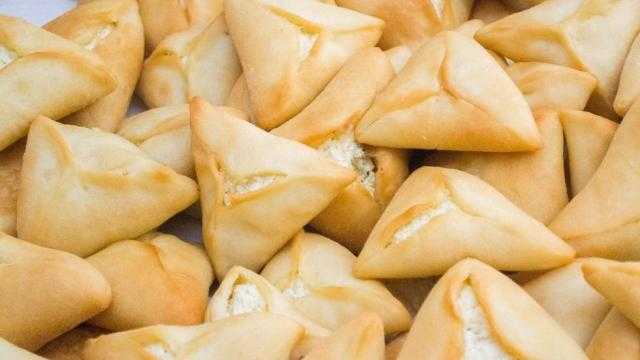 تحفز تطور الأورام.. خبير يحذر من تناول المعجنات