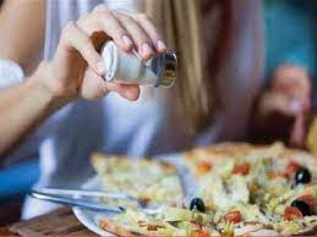 احذر.. دراسة حديثة تكشف تناول ملح الطعام بإستمرار يسبب الموت المبكر