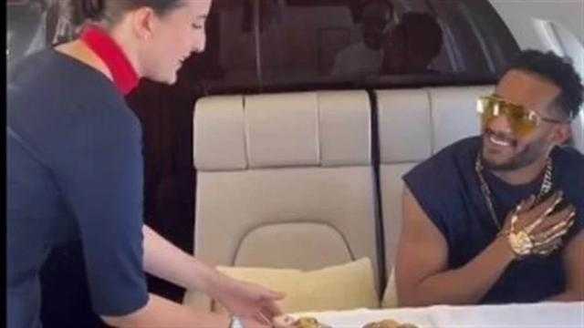 ”دهب صيني ولا طلبته من شي إن”.. الجمهور يسخر من يد محمد رمضان الذهبية