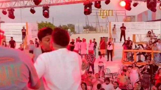قُبلة عبد الباسط حمودة وعمر كمال تثير الجدل والجمهور يعلق: ”جتكم القرف”