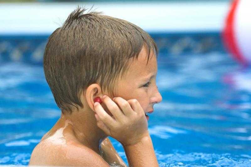 احذر.. استخدام سماعات الأذن بعد السباحة