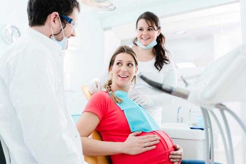6 طرق للعناية بالأسنان أثناء الحمل