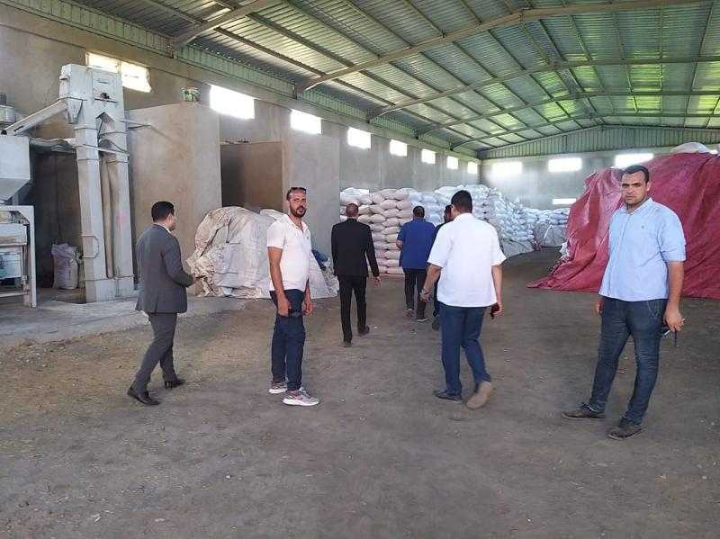 ضبط 100 طن قمح محلي و 5000 علبة سجائر بدون مستندات في كفر الشيخ