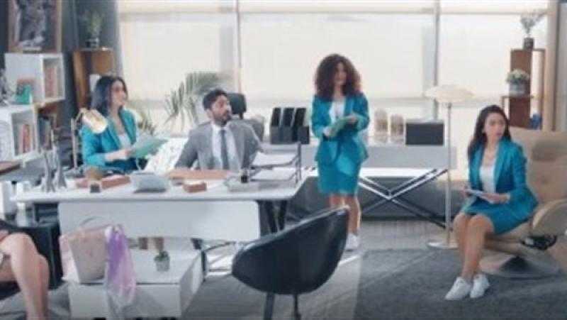 تامر حسني يروج لـ كليب أغنيته الجديدة عشأنجي