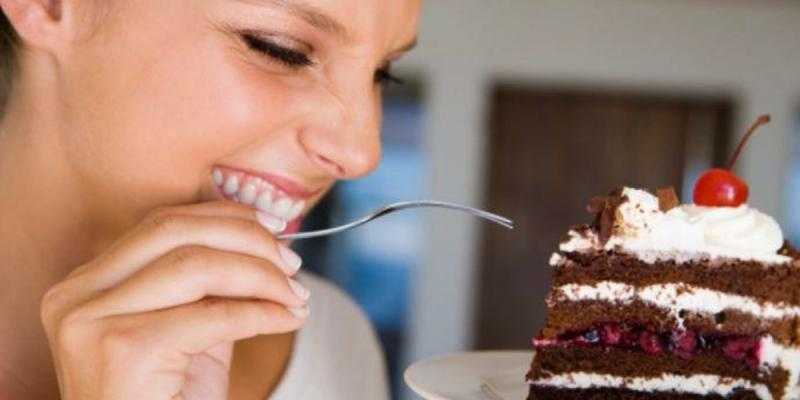 منها عدم الإسراف في تناول الخضروات النيئة ..7 طرق لمواجهة إغراءات الطعام