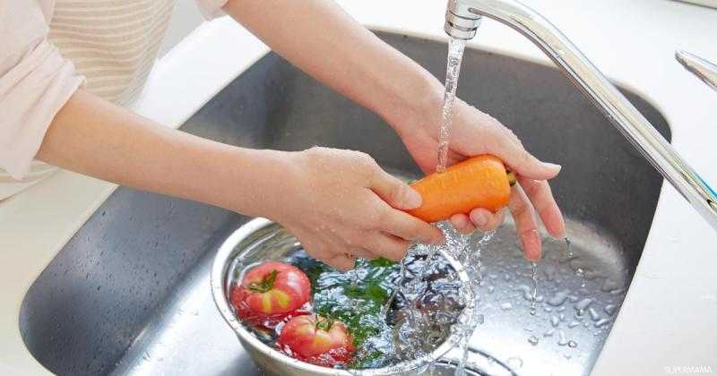 تؤثر على الجهاز الهضمي ..خبيرة تحذر من استخدام صابون المواعين لغسيل الفاكهة