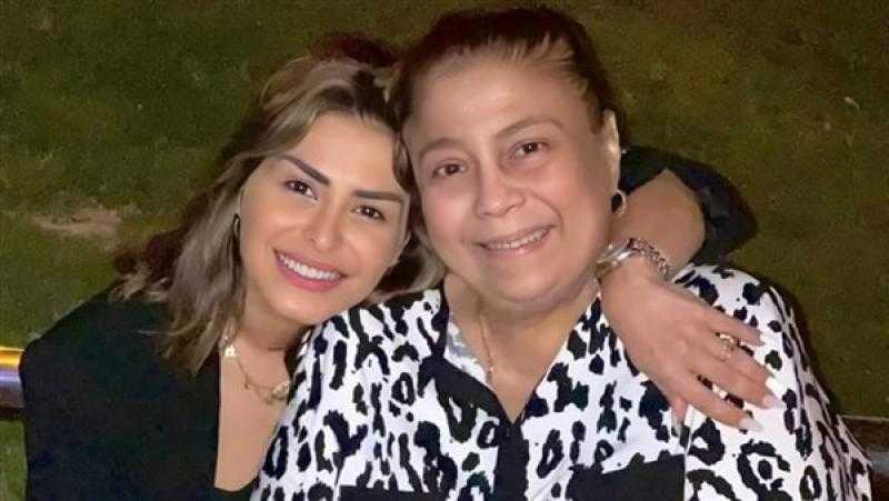 منة فضالي تطلب الدعاء لوالدتها بعد تعرضها لأزمة صحية