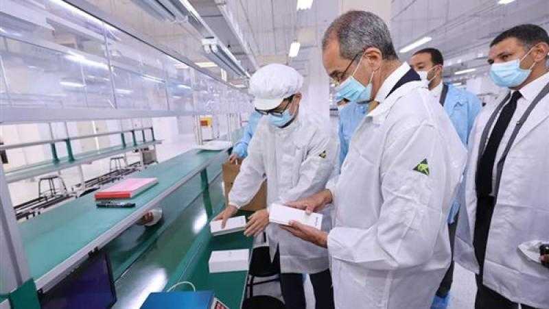 يوفر 1500 فرصة عمل.. وزير الاتصالات يتفقد مصنع فيفو للهواتف الذكية| صور