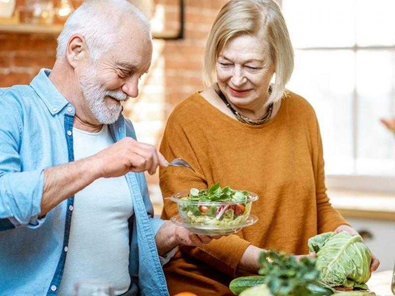 أفضل عادات غذائية لمن تجاوز الخمسين