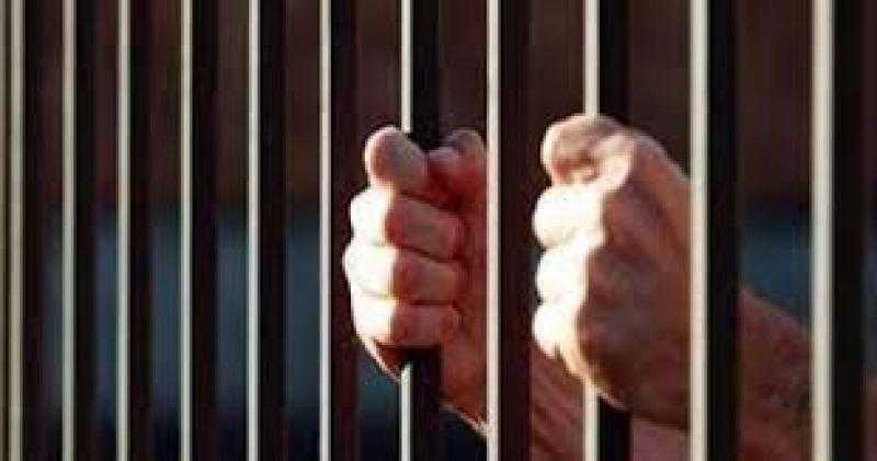 المشدد 15 سنة لعاطلين لحيازتهما هيروين وسلاحًا ناريًا بالشرقية