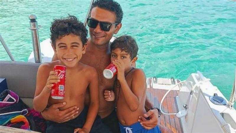 آسر ياسين يخطف الأنظار فى أحدث ظهور له رفقة أبنائه على البحر