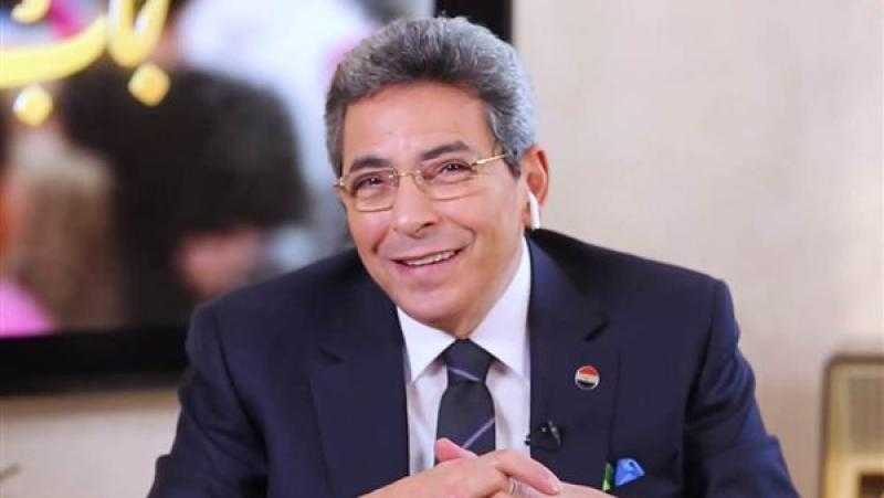 مكنتش عايز أعمل عزاء والدي ومزعلتش عليه.. تصريحات الإعلامي محمود سعد