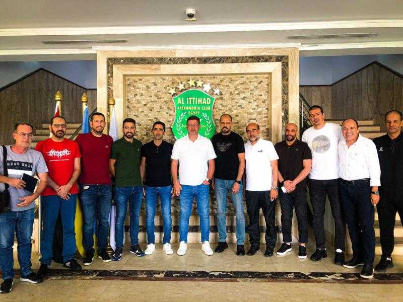 مدرب منتخب مصر يجتمع بجهاز الاتحاد السكندري.. صور