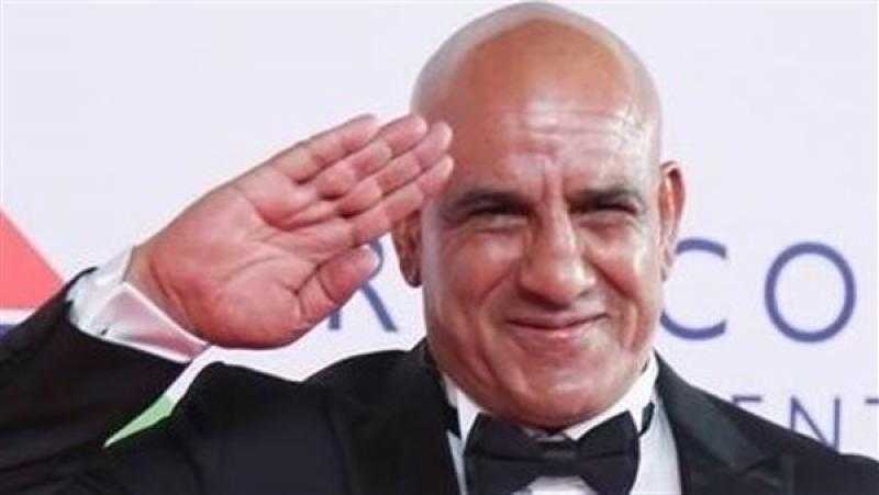 محمد لطفي يهدى درع تكريمه من واحد من الناس للمخرج خيرى بشارة