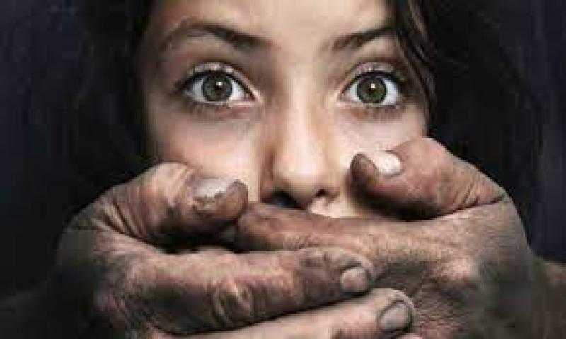 ”حفلة تعذيب” أسرية.. تجديد حبس أب متهم بالاعتداء على ابنته بسبب شكه في سلوكها