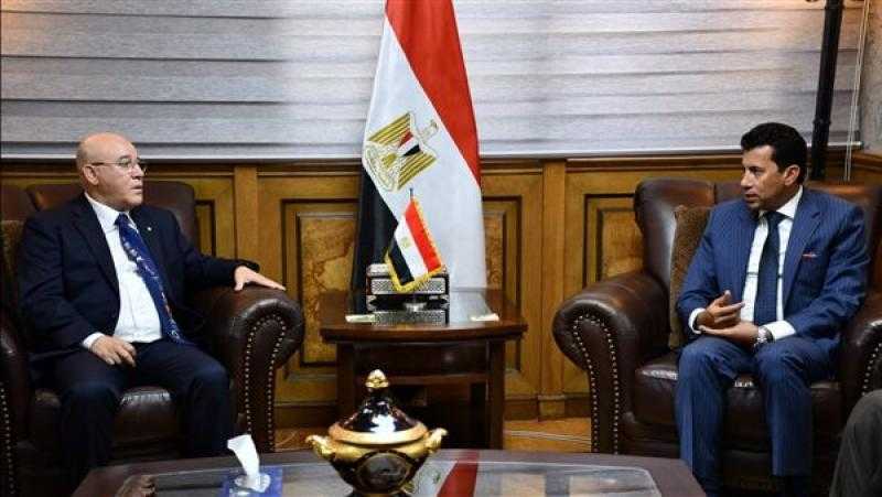 وزير الشباب الرياضة يجتمع مع رئيس الاتحاد العربي للمصارعة