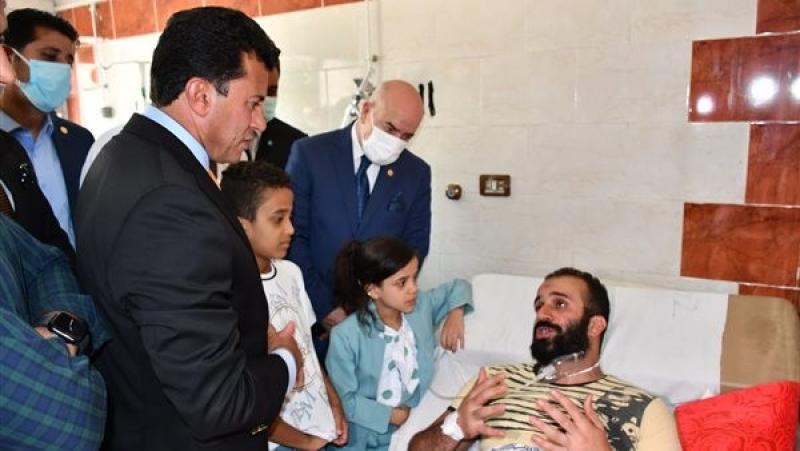 وزير الشباب ووفد برلماني في زيارة لمصابي حريق كنيسة أبو سيفين