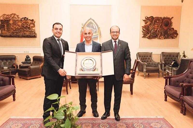 نائبا «التنسيقية» بالشرقية يهنئان رئيس جامعة الزقازيق لبلوغه سن المعاش