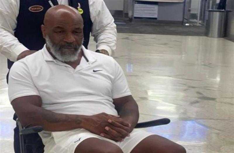 مايك تايسون على ”كرسي متحرك” في مطار ميامي