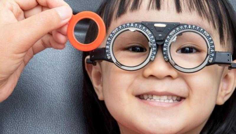 أسباب وأعراض قِصر النظر لدى الأطفال.. تعرف عليها