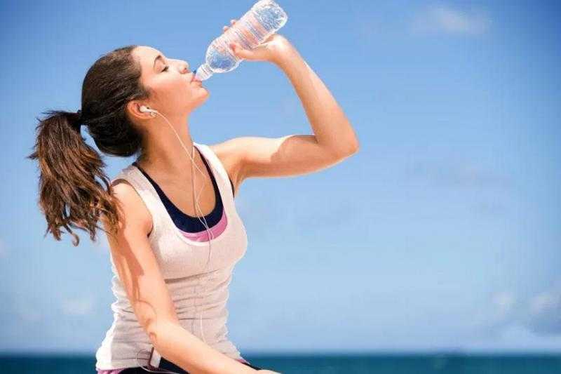 يسمم جسدك ويضرب المخ.. دراسة تحذر من الإفراط في شرب الماء