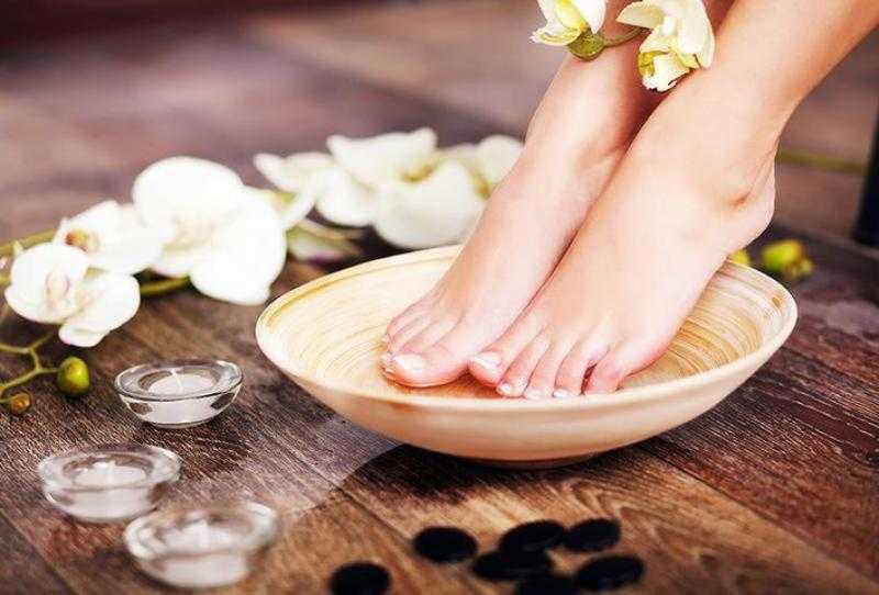 علاج تشقق القدمين بالشمع