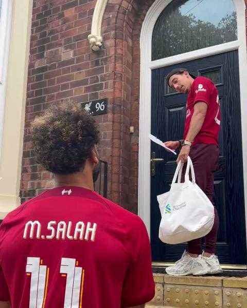 محمد صلاح صاحب السعادة على ”السوشيال” بعد هدايا جماهير ليفربول