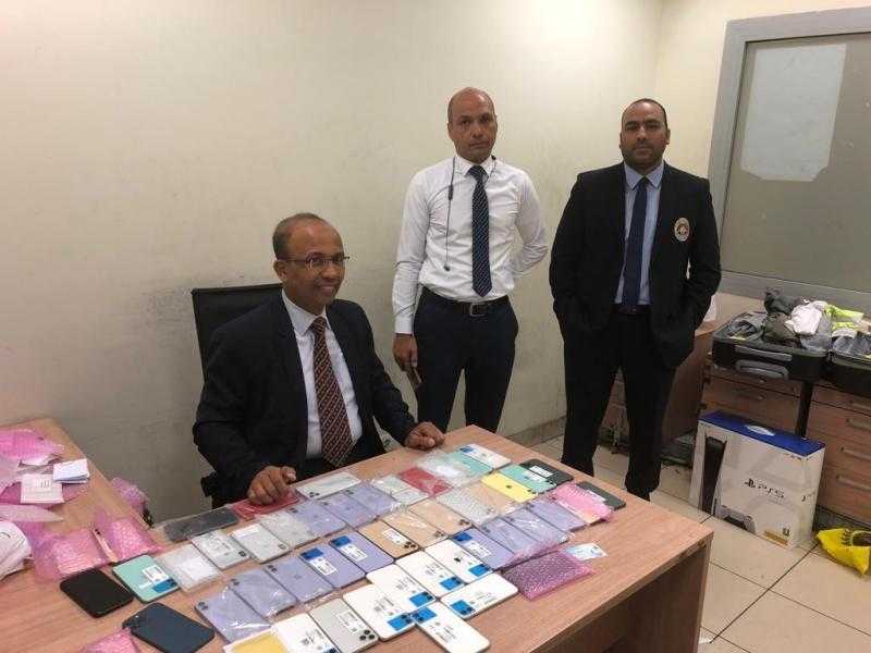 جمارك مطار القاهرة تضبط محاولة تهريب عدد من الهواتف المحمولة.. صور