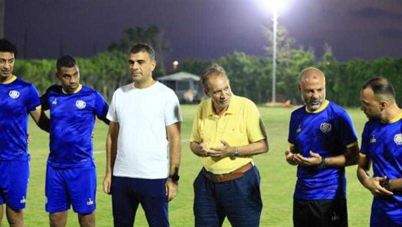 رئيس الإسماعيلي يعقد جلسة مع اللاعبين قبل مواجهة الأهلي