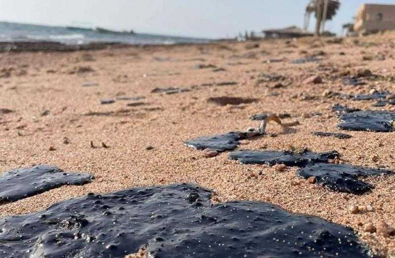 سؤال برلماني لوزيرة البيئة حول تلوث عدد من شواطئ مدينة دهب بسبب بقع بترولية